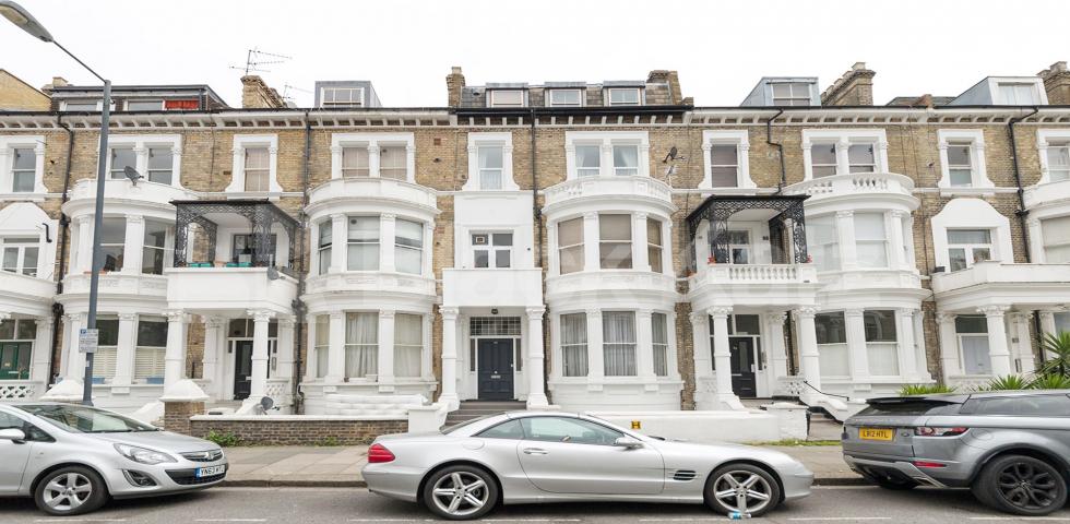 			UNDER OFFER , Studio Apartment, 1 bath, 1 reception Flat			 Sinclair Road, SHEPHERDS BUSH